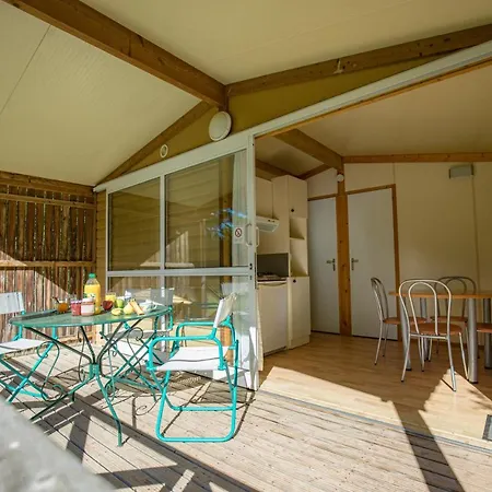 Domaine De Combelles